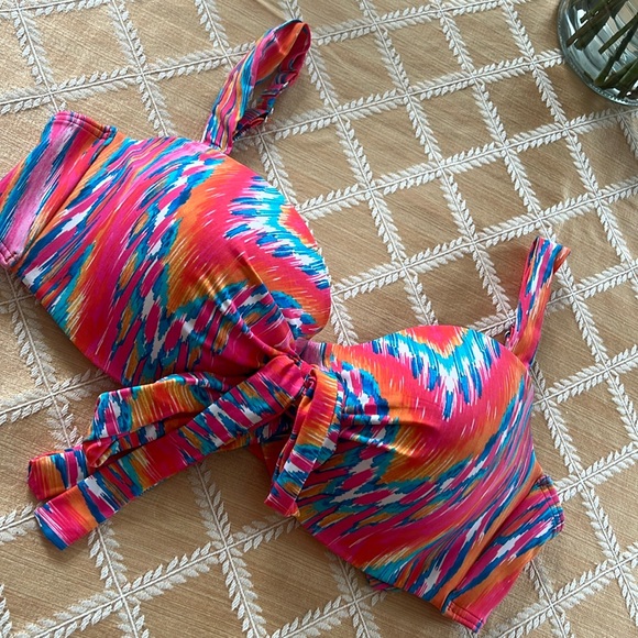 3 34DD bikini swimwear tops. Never worn, new with tags - Picture 2 of 6